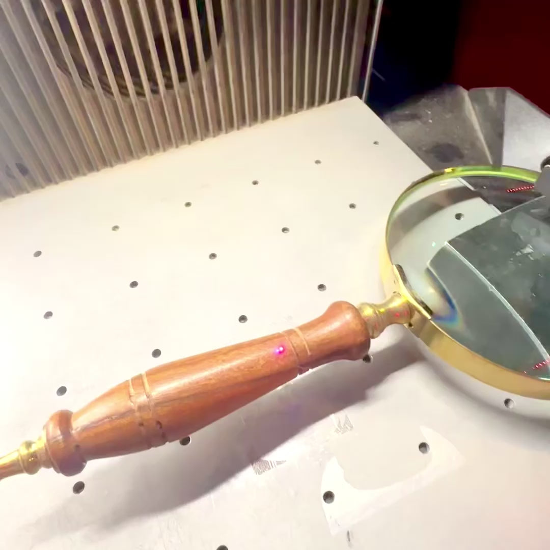 Nagyítóüveg fa nyéllel és sárgaréz kivitelben, elegáns üvegtetős dobozban - Ideális ajándék gravírozási lehetőséggel - Méretek: 23 x 10 cm, természetes anyagok