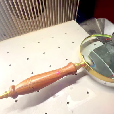 Nagyítóüveg fa nyéllel és sárgaréz kivitelben, elegáns üvegtetős dobozban - Ideális ajándék gravírozási lehetőséggel - Méretek: 23 x 10 cm, természetes anyagok