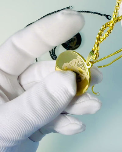 "Urban Elegance" medál – Kerek Medál Két Színű Rozsdamentes Acélból, Személyre Szabható