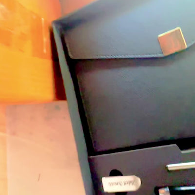Elegáns prémium ajándékszett személyre szabással – A5-ös bőr jegyzetfüzet, toll és 16GB pendrive fekete-arany dobozban