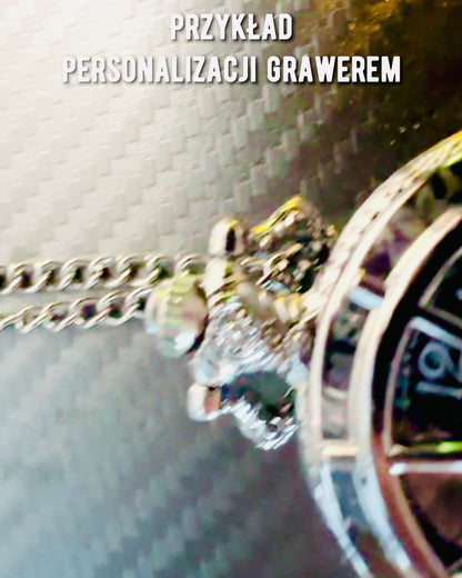 Zsebóra iránytűvel – Elegáns vintage stílusú medál üreges vázzal és fekete számlappal, személyre szabható gravírozással