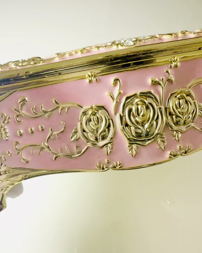 Elegáns Rózsaszín Zsebkendőtartó Doboz Dombornyomott Rózsákkal – Luxus Kiegészítő a Nappaliba, Szállodába vagy Klubba