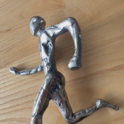 Futó szobrocska, fém figura gravírozással