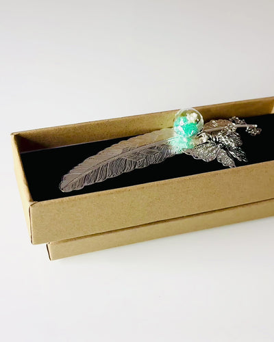 Retro stílusú kreatív könyvjelző toll- és pillangómotívummal – Elegáns promóciós ajándék, ezüst/kék színben