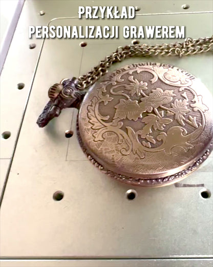 Klasszikus Kvarc Zsebóra Világtérképpel – Vintage Stílusú Medál Lánccal Neki és Neki, gravírozás