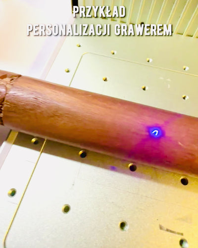 'Wolf' - Indiai Mangófa Gravírozási Lehetőséggel, barna faragott mintával