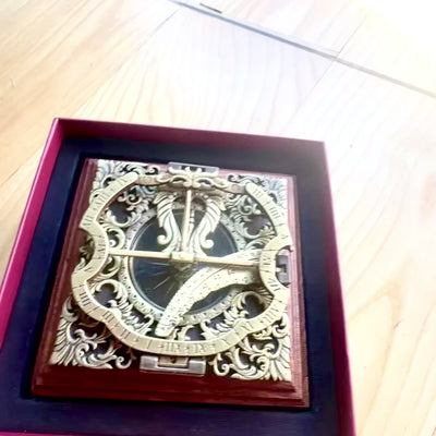 Mosiężny zegar słoneczny Habsburg H30 z możliwością personalizacji grawerem, idealny na prezent, w eleganckim stylu augsburskim, wysokość 10 cm, na drewnianej podstawie