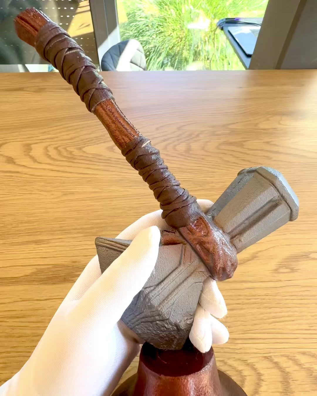Storm Relic – dekoratív kalapács talapzattal, 26 cm, kézzel készített, személyre szabható gravírozással ajándékba