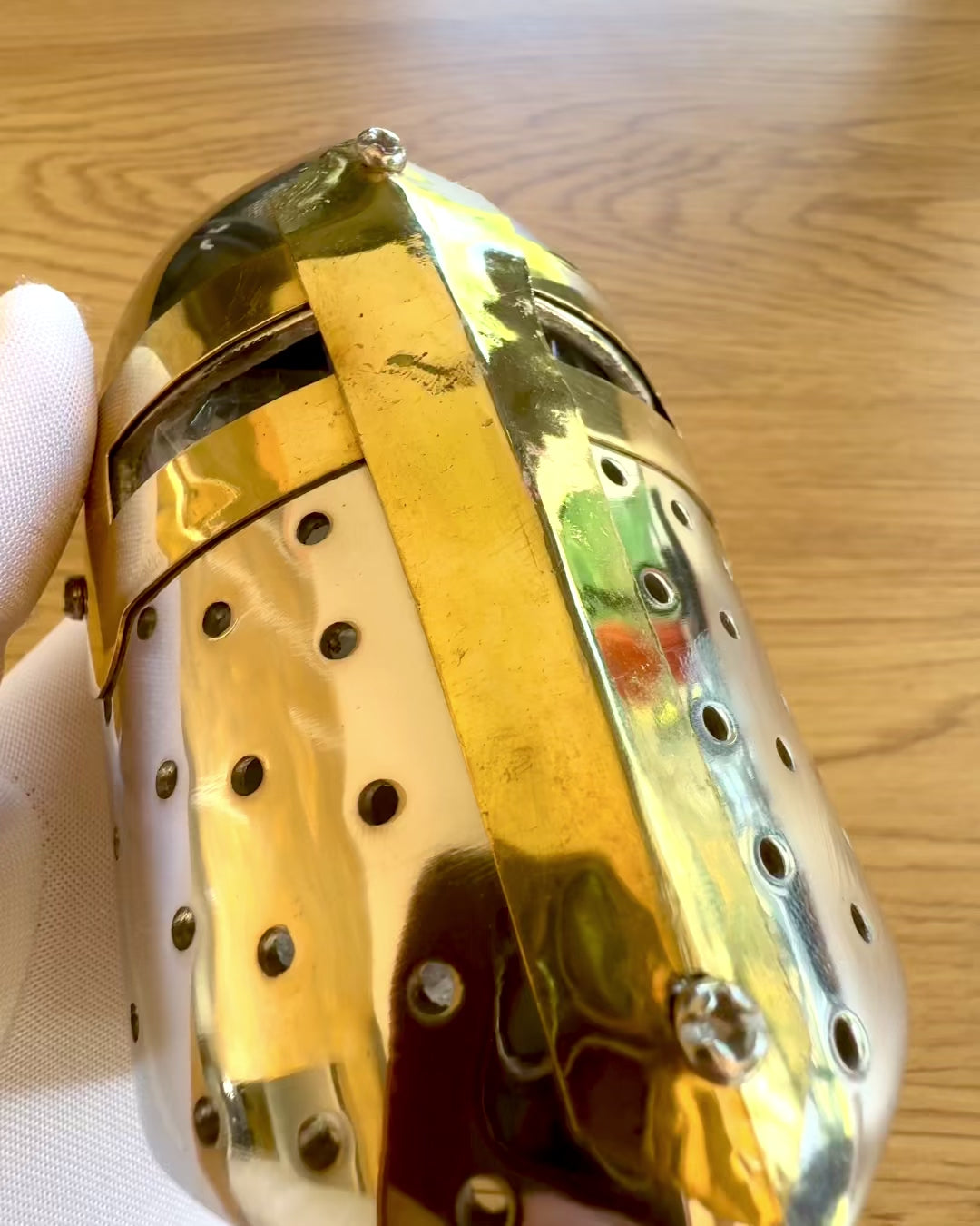 Mini lovagi sisak „Guardian” rézből – kézzel készített, 12 cm, gravírozással személyre szabható ajándék
