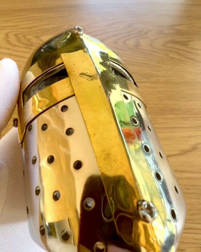 Mini lovagi sisak „Guardian” rézből – kézzel készített, 12 cm, gravírozással személyre szabható ajándék
