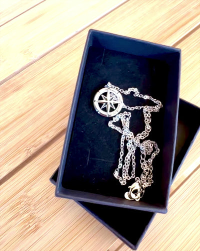 Ezüst Nyaklánc Kis Szimbólummal - „Utazó” Iránytűvel, személyre szabható gravírozással ajándékba