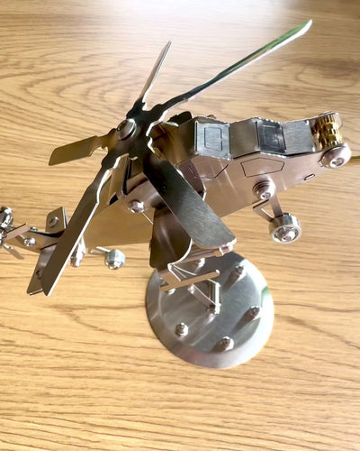 Fém Helikopter Modell „SkyRider” – Állítható Asztali Állvány személyre szabott gravírozással ajándékba