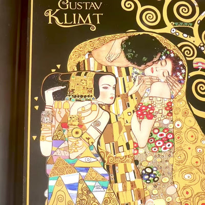 Podstawka pod laptopa G. Klimt, Kolaż (CARMANI) z możliwością personalizacji grawerem, idealna na prezent, wymiary 30.5x40.5cm, stylowa i wygodna do pracy na kolanach