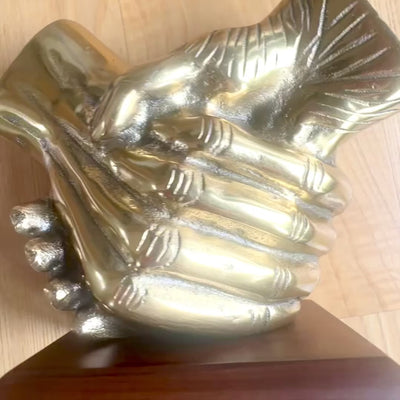 Dekoratív kézfogás figura, gravírozással személyre szabható