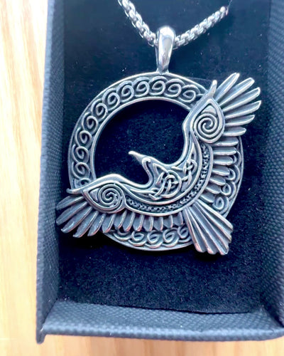 "Amulet Stalowego Sokoła - Gravírozott nyaklánc, kelta művészet által inspirálva, ajándéknak"