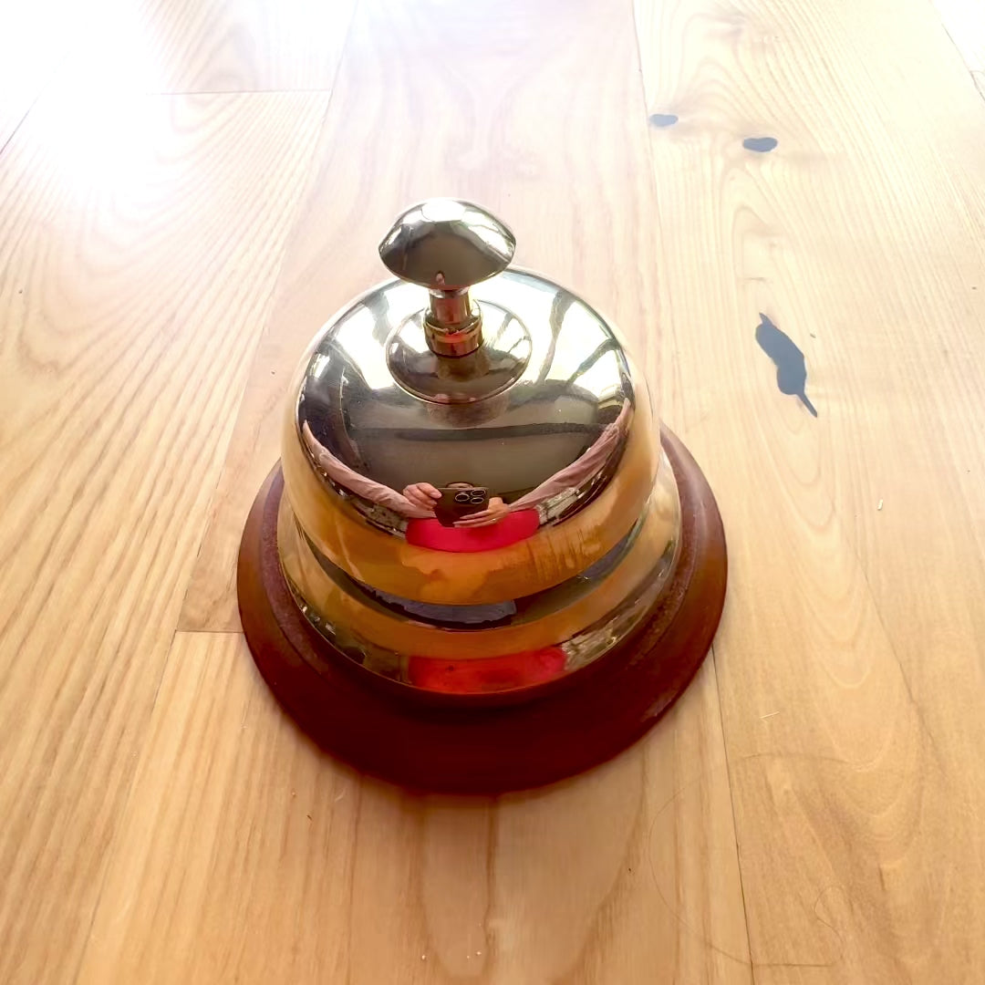 Sárgaréz hotelszerviz-gong fa talpon TB27/4, személyre szabható gravírozással, elegáns ajándék arany és barna színben, magasság 11 cm, átmérő 12 cm