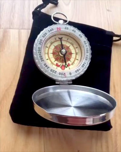 Vízálló Réz Iránytű Világító Hatással - Szükséges Túrázáshoz és Kempingezéshez, személyre szabható gravírozással