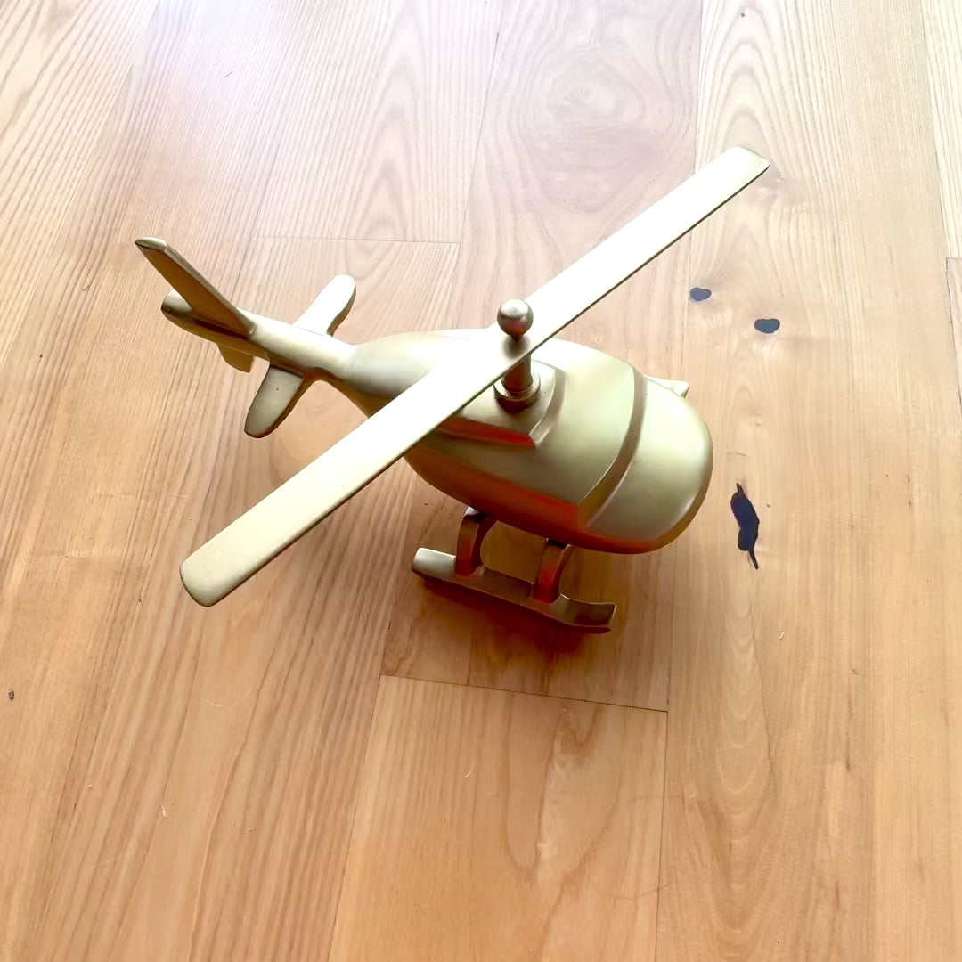 Fém helikoptermodell személyre szabható gravírozással – arany, 32 cm