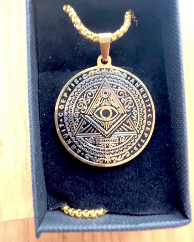 A Titokzatos Erő Amulettje - Gravírozott Nyaklánc, 2 választható színváltozat