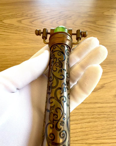 Vintage „Emerald Dreams” kaleidoszkóp, 15 cm – kézzel készített, személyre szabható gravírozással ajándékba