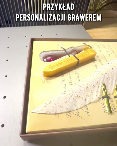 "Elegancia a gyakorlatban" kalligráfia készlet gravírozási lehetőséggel, ajándékba. 2 választható színváltozat.