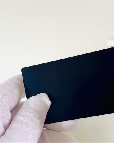 Exkluzív Fekete Fém Névjegykártya Személyre Szabási Lehetőséggel – Ideális Ajándék