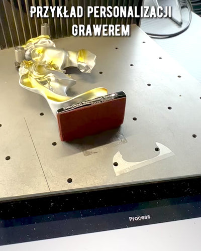 "Elegancia a Kőben" ezüst színű figura - Dekoratív, Gravírozási Opcióval, 2 választható méretben