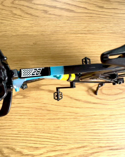 Miniatűr Triatlon Kerékpár Modell „SpeedStorm 1.2” személyre szabás gravírozással ajándékba