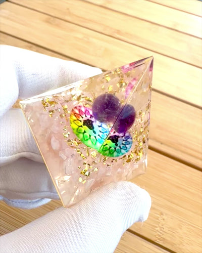 Orgonit Energiapiramis „Fény Harmóniája” - Kristályos, ajándékba