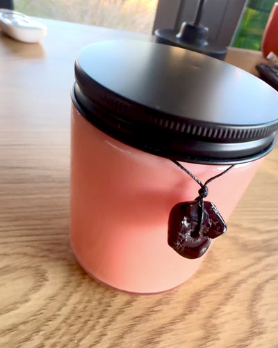 Intenciós szójagyertya 250 ml természetes kővel – válaszd ki a saját energiádat: citrin vagy gránát, személyre szabható gravírozással ajándékba