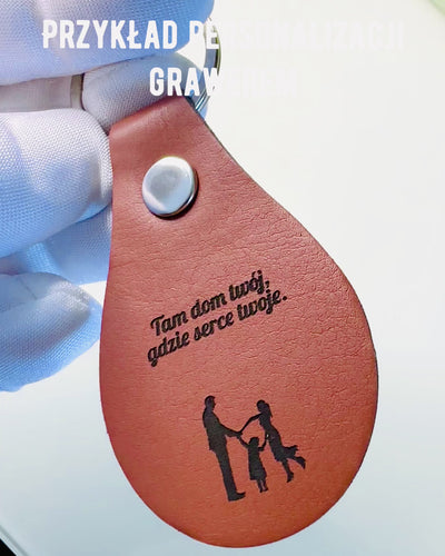 Személyre szabható gravírozott PU bőr kulcstartó - 5 színben elérhető