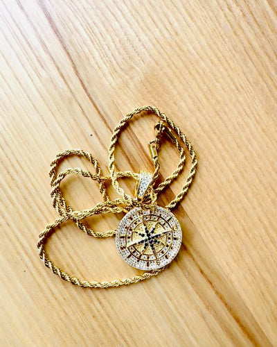 Glamour stílusú, cirkóniával díszített iránytű medálos nyaklánc nőknek és férfiaknak - arany szín, gravírozás
