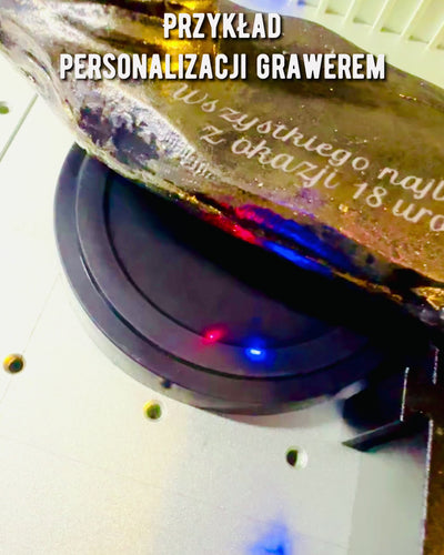 "Czarny Galop" - Elegáns Lófigura Gravírozási Lehetőséggel