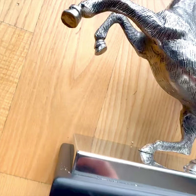 Dekoratív alumínium Pegazus-figura acél-fa talpon, személyre szabott gravírozással, elegáns ajándék a görög mitológia kedvelőinek, magasság: 36 cm, ezüstszín fekete talppal