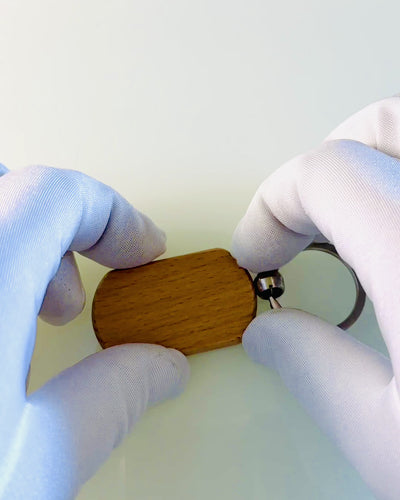 Elegáns Fa Kulcstartó Személyre Szabható Gravírozással – Ideális Ajándék