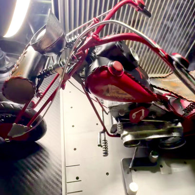 Nagy fém modell klasszikus chopper motorkerékpár piros színben, gravírozással személyre szabható