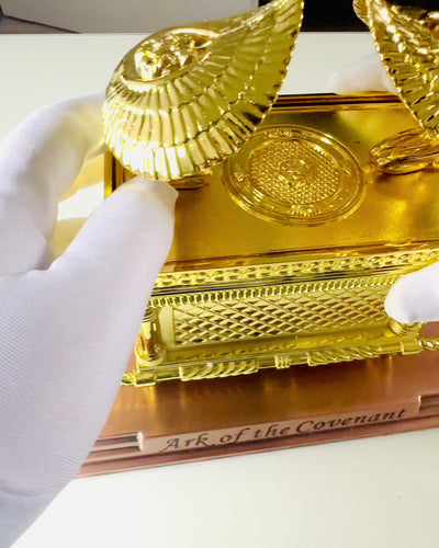 Pozlatozott Frigyláda Replika – Dekoratív Réz Arka Szobor XL Méretben 28x15.6x20 cm