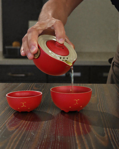 A szerencse vörös macskája – Teakészlet 2 csészével (Vörös)