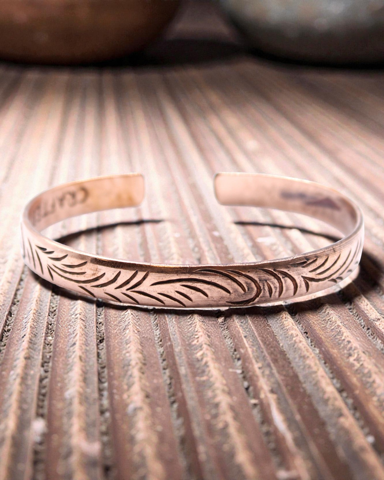 Tibeti a természet energiája réz karkötő – Keskeny indák